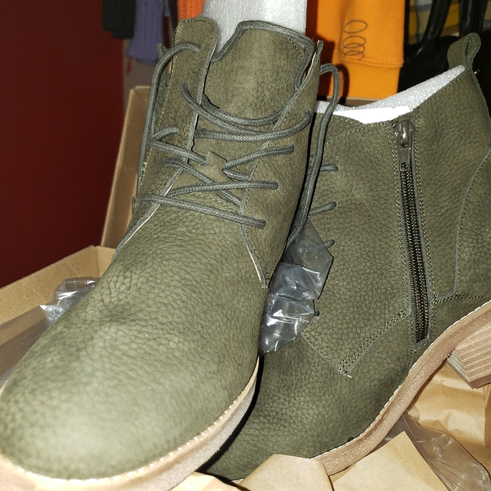 Boots - Picture 3 of 3
